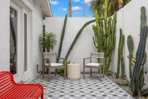 um pátio com 2 cadeiras e cactos em NEW Casa Padron & La Casita em Tampa mais 55 fotografias