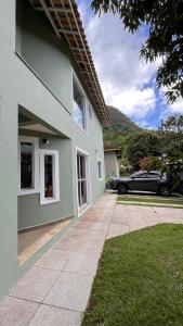 een huis met een auto geparkeerd naast een oprit bij Toque Toque Grande Paraiso in Sao Paulo