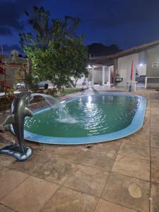 Hồ bơi trong/gần Casa de Temporada Reluz