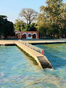 Campement Le Canoë في Oussouye: رصيف في وسط مسطح مائي