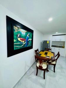 a room with a table and a painting on the wall at Apartamento remodelado cómodo y cerca al mar in Cartagena de Indias