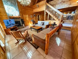 a living room with a couch and a fireplace in a cabin at Dream Mountain Lodge in Grassy Creek