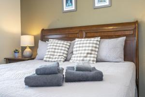 a bed with two pillows on top of it at Villa Hakuna Matata- Lucaya Village Resort in Kissimmee