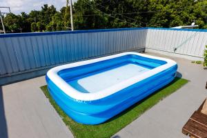 Bazén v ubytování 本部町瀬底島一棟貸でプライベート空間で夜は満天の星空Dcottage nebo v jeho okolí