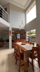 een eetkamer met een houten tafel en stoelen bij Toque Toque Grande Paraiso in Sao Paulo