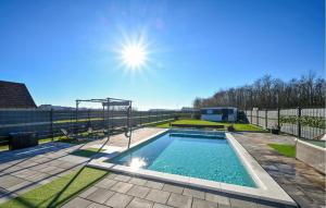 Πισίνα στο ή κοντά στο Lovely Home In Sracinec +18 φωτογραφίες