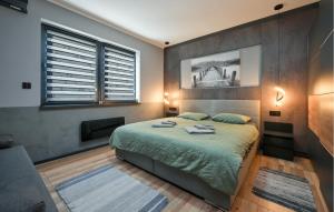 Ένα ή περισσότερα κρεβάτια σε δωμάτιο στο Lovely Home In Sracinec