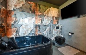 Ένα μπάνιο στο Lovely Home In Sracinec