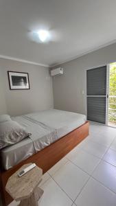 een slaapkamer met een groot bed en een raam bij Toque Toque Grande Paraiso in Sao Paulo +16 foto's