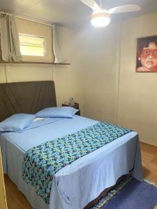 モヘチスにあるCasinhas do Rio - Casinha Azul na Florestaの青い掛け布団が敷かれたベッドのある寝室 +21枚の写真