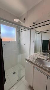 een badkamer met een glazen douche en een wastafel bij Toque Toque Grande Paraiso in Sao Paulo