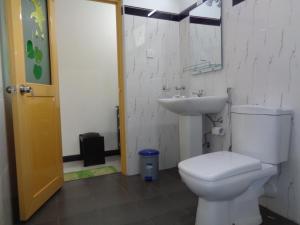 Bilik mandi di Man Guest Polonnaruwa