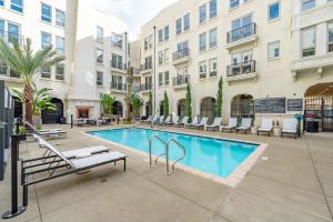 Πισίνα στο ή κοντά στο The Village