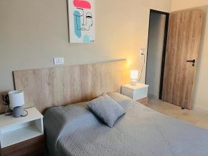 En eller flere senge i et værelse på Apart Los Laureles Dpto 2