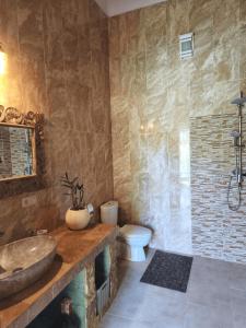 Ένα μπάνιο στο Ayanta Bali Homestay +16 φωτογραφίες