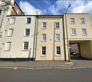 a large white building on a city street at Two bed town house in Royal Leamington Spa in Leamington Spa
