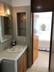 un baño con lavabo y espejo en Quinta Charito, Amplia Villa Familiar junto al Mar, en Los Cocos