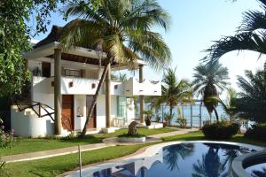 una casa con piscina delante en Quinta Charito, Amplia Villa Familiar junto al Mar, en Los Cocos