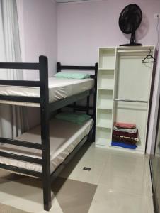 En eller flere køjesenge i et værelse på Studio na praia + 8 billeder