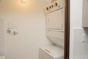 a white washer and dryer in a small kitchen at Glam - Apartamento exclusivo cerca del Consulado de México y centros comerciales in Quetzaltenango +60 photos
