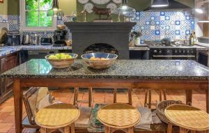 eine Küche mit Obstschalen auf einer Theke in der Unterkunft 3 Bedroom Gorgeous Home In Arjuzanx in Arjuzanx