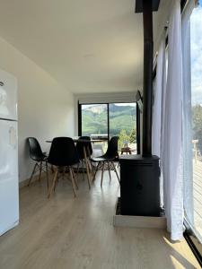 Una sala de estar con mesa y sillas y una chimenea. en Nina apart Meliquina, en San Martín de los Andes 34 fotos más