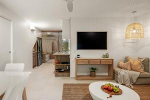 Телевизор и/или развлекательный центр в Noosa Outrigger Beach Resort