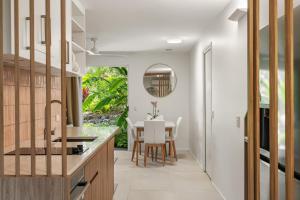 Кухня или мини-кухня в Noosa Outrigger Beach Resort
