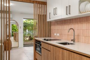 Кухня или мини-кухня в Noosa Outrigger Beach Resort
