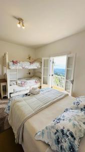 Villa Coração Guesthouse by Concavus في مونتي فيردي: غرفة نوم بسريرين بطابقين وشرفة