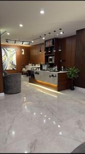 una grande cucina con bancone in una stanza di فندق وفود فرع المدينة a Medina