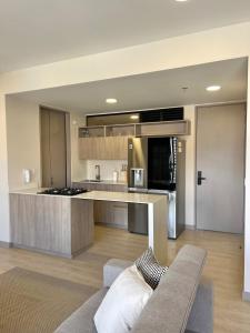 Nhà bếp/bếp nhỏ tại Hermoso apartamento en el poblado +24 ảnh