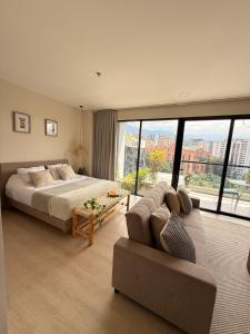 Giường trong phòng chung tại Hermoso apartamento en el poblado