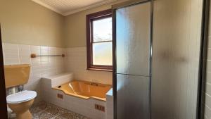 Ένα μπάνιο στο Kalimna Homestead, Historic Stays, Hunter Valley +6 φωτογραφίες