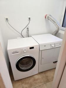 eine weiße Waschmaschine und ein Trockner in einem Zimmer in der Unterkunft Mountain Peak Apartment in Garmisch-Partenkirchen