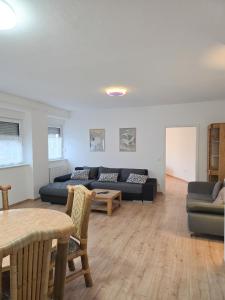 ein Wohnzimmer mit Sofa und Tisch in der Unterkunft Mountain Peak Apartment in Garmisch-Partenkirchen