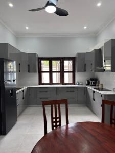 Kuchyň nebo kuchyňský kout v ubytování Spacious Siem Reap Sanctuary