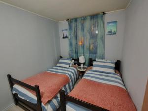 - 2 lits jumeaux dans une petite chambre avec une table dans l'établissement DEPTO 3 D 1 B CENTRAL FACTURA Estac, à Chillán