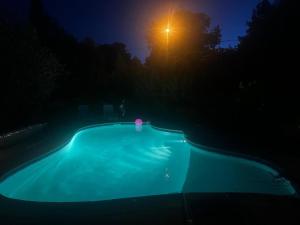 una piscina notturna con un lampione di Villa in Garéoult with Private Pool a La Roquebrussanne