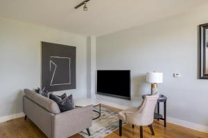 ein Wohnzimmer mit Sofa und Fernseher in der Unterkunft Luxurious 1 Bed House, Free Parking, Braintree Town with Sky TV in Braintree