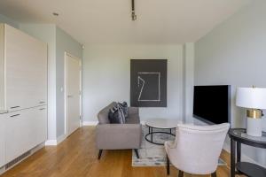 ein Wohnzimmer mit Sofa und Tisch in der Unterkunft Luxurious 1 Bed House, Free Parking, Braintree Town with Sky TV in Braintree + 12 Fotos