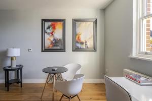 ein Wohnzimmer mit drei Bildern an der Wand in der Unterkunft Luxurious 1 Bed House, Free Parking, Braintree Town with Sky TV in Braintree