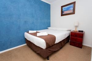 Postel nebo postele na pokoji v ubytování BIG4 Traralgon Park Lane Holiday Park