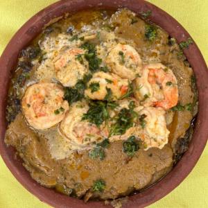 HERMOSO y amplio apartamento في إسمرالداس: طبق من الطعام يحتوي على روبيان على طاولة صفراء