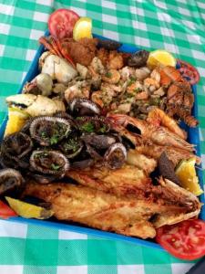 HERMOSO y amplio apartamento في إسمرالداس: طبق من الطعام مع المأكولات البحرية والخضار على الطاولة