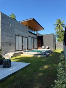 een huis met een zwembad in de tuin bij Balance Village in Ko Phangan