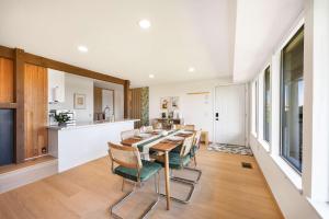 a kitchen and dining room with a table and chairs at Bellevue Somerset 2BR w Sunroom & Sweeping Views in Newcastle