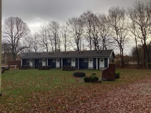 Detached holiday home for four guests في Ansager: بيت ازرق وسط ميدان