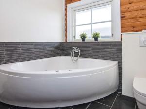 Ένα μπάνιο στο 8 person holiday home in Sydals +12 φωτογραφίες