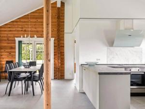 Η κουζίνα ή μικρή κουζίνα στο 8 person holiday home in Sydals